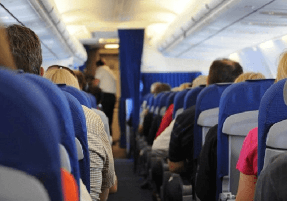 מנהל התעופה הפדרלי: המרחק הקטן בין מושבים במטוסים אינו בעיה בטיחותית