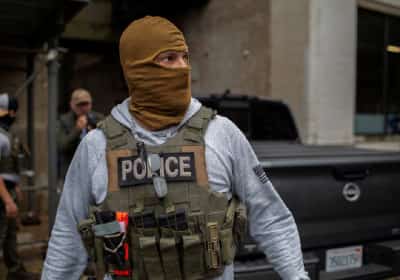 קליפורניה חרגה מסמכותה: בית המשפט מעניק ניצחון לממשל טראמפ באכיפת ההגירה