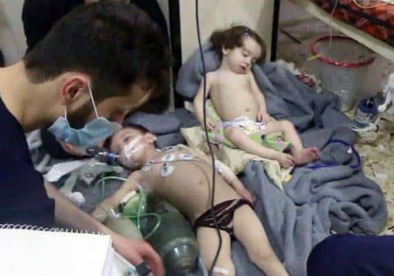 "ולדימיר פוטין, רוסיה ואיראן אחראיות": דיווח על עשרות הרוגים ומאות פצועים בתקיפה בנשק כימי בסוריה