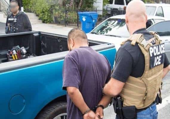 "הקבלן הלשין עליו": עובד בענף ההום אימפרובמנט נעצר בביתו בלוס אנג'לס על ידי סוכני ההגירה 