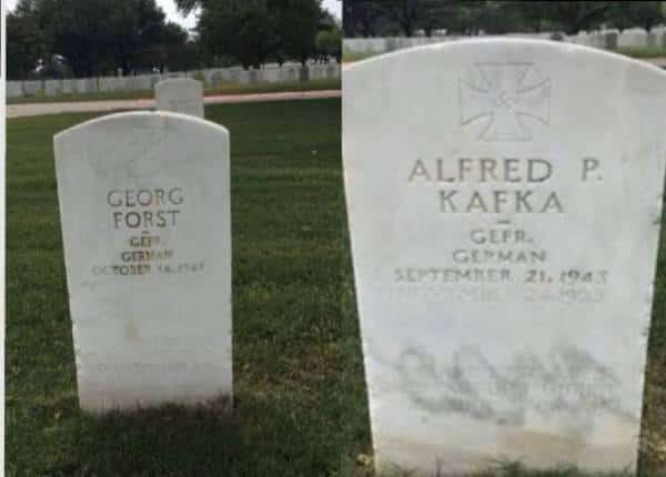 גם אחרי 76 שנה מתגלה הנצחה נאצית בלב ארה"ב: קברי חיילי הרייך השלישי מעוטרים בצלבי קרס ניצבו בבית-קברות צבאי 