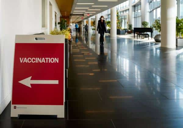 מקרה ראשון של תופעות לוואי בארה"ב: אשה סבלה מתגובה חריפה ואושפזה דקות לאחר שקיבלה חיסון נגד קורונה