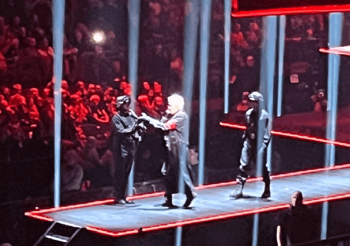 בלי בושה: מייסד אחת הלהקות הגדולות בהיסטוריה - עלה לבמה בברלין עם מדי נאצים וזלזל בשואה 