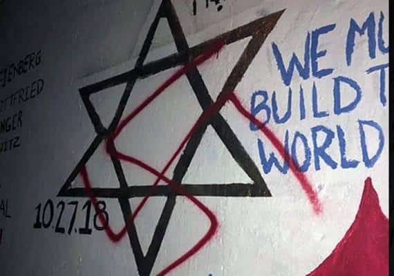 אנדרטה לזכר נרצחי הפיגוע בפיטסבורג הושחתה בצלבי קרס