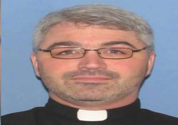 אוהיו: כומר הכניס להיריון נערת מזבח בת 17