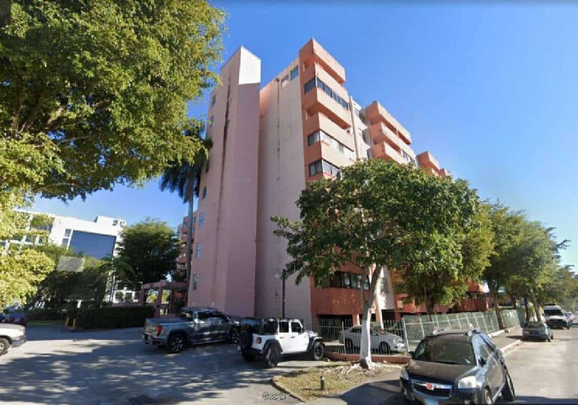 "סבא צרח שאנחנו חייבים לעזוב מיד": בשל חשש מקריסה, בניין בן 8 קומות פונה בלב מיאמי