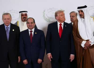 טראמפ חתם על הסכם הפסקת האש בשארם א־שייח: השגנו את הבלתי־אפשרי