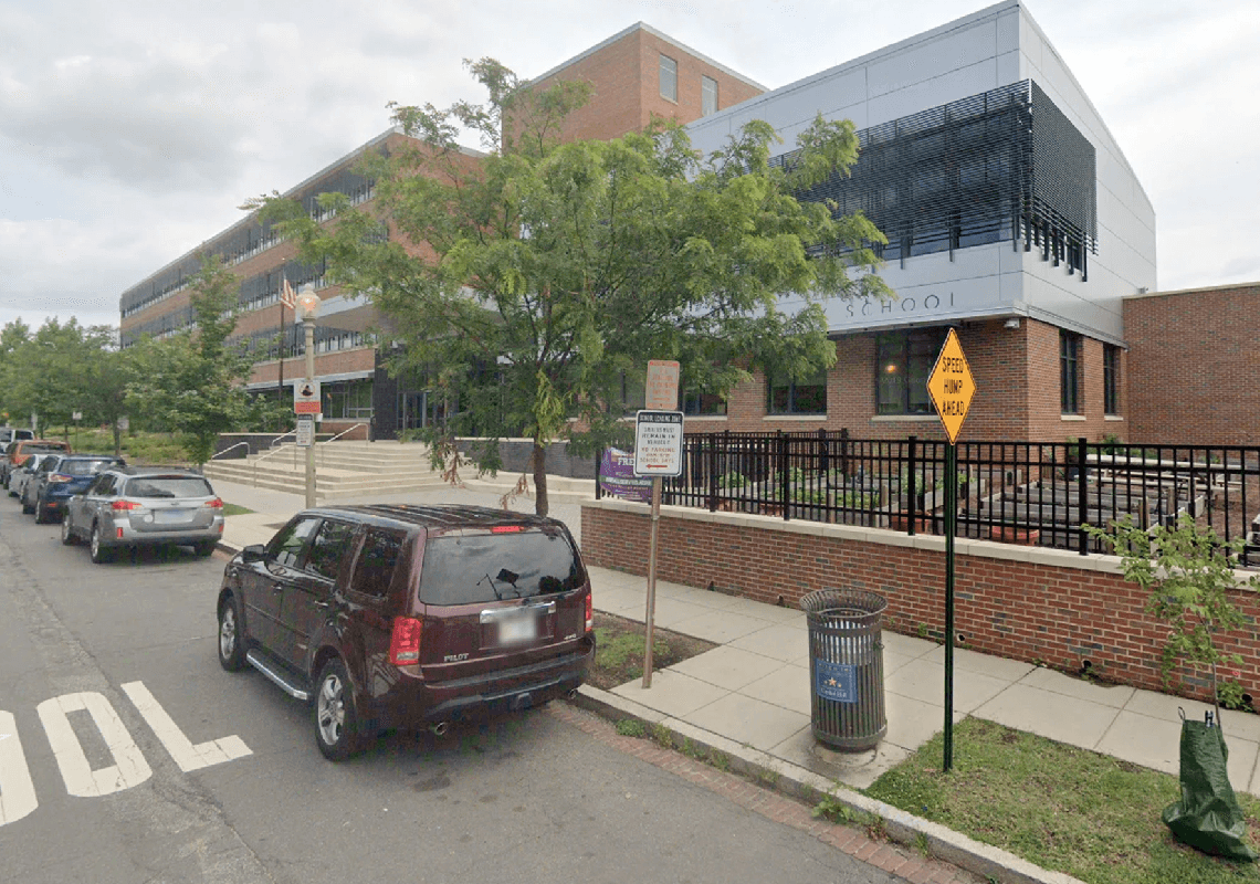 "ירה בבני גילו ומת בתא גזים": מדריכה בבית ספר ביקשה מתלמידי כיתה ג' לשחזר סצנות מהשואה