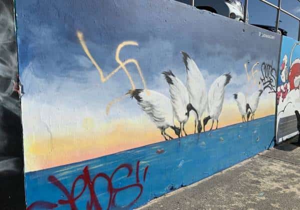 עשרות צלבי קרס רוססו בחוף הפופולארי באוסטרליה