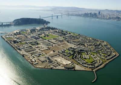 האי הנשכח מול חופי סן פרנסיסקו מתעורר לחיים: שכונות חדשות, מסעדות יוקרה ואירועים לצעירים