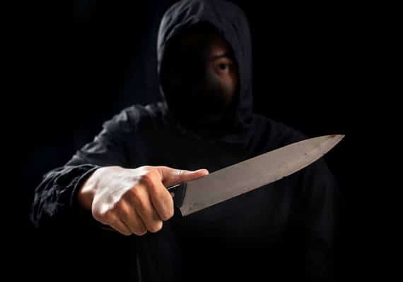 ניו יורק: פרץ לבית, אזק את המשפחה ושדד אותם באיומי סכין