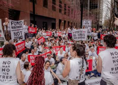 עשרות מפגינים נעצרו מול משרדי שומר וג'ילברנד: מנהטן הפכה לזירת המחאה נגד נשק לישראל