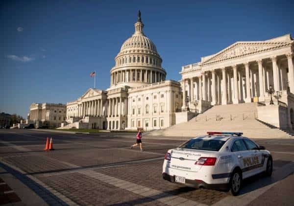 חבילת סיוע החירום אושרה בקונגרס, הנשיא טראמפ צפוי לחתום עליה כבר היום
