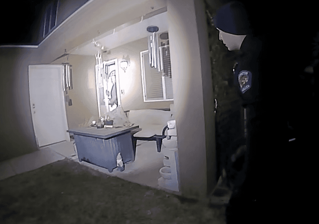 התיעוד הותר לפרסום: הרגע שבו השוטרים יורים למוות באדם - לאחר שהתבלבלו בכתובת הבית