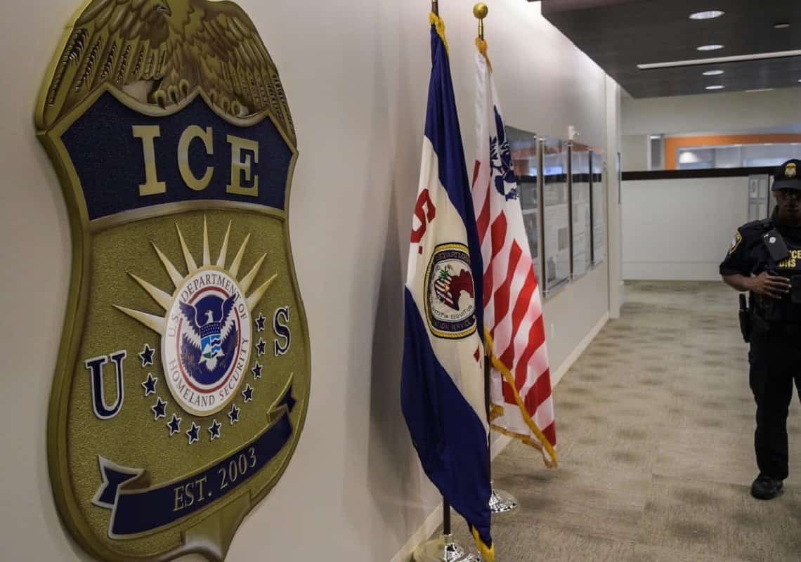 מחדל בסוכנות ההגירה: פרטים מזהים של עצורים פורסמו "בשוגג" באתר ICE