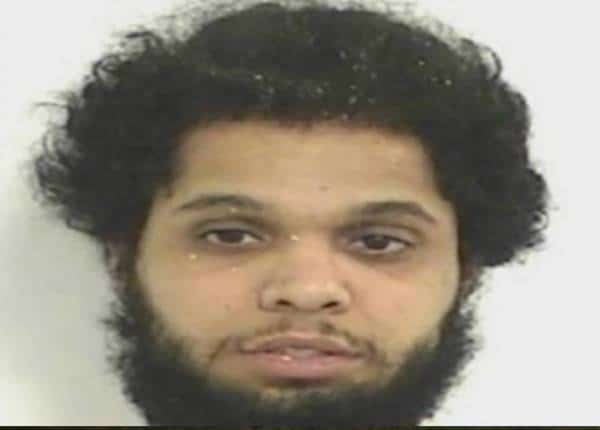 נלכד באישון לילה בבית הקברות בעודו מרסס צלבי קרס על המצבות ושורף דגל אמריקני