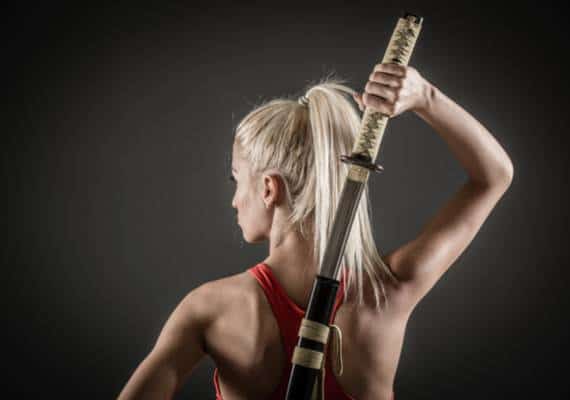 אהבה כואבת: תקפה את בן זוגה בחרב סמוראים, והוא התייצב להגנה בבית המשפט