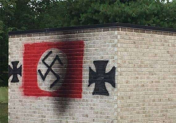 מזעזע: צלבי קרס רוססו על בית כנסת באינדיאנה