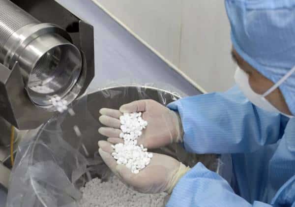 בן 60 מת ואשתו במצב אנוש, לאחר שחשבו שנטלו תרופה נגד הקורונה: טעות קריטית בקריאת התווית הובילה לטרגדיה