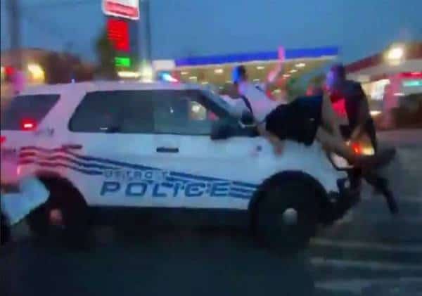 "הוא פשוט מרח אותנו": לעיני המצלמות, ניידת המשטרה מחצה את המפגינים תחת גלגליה