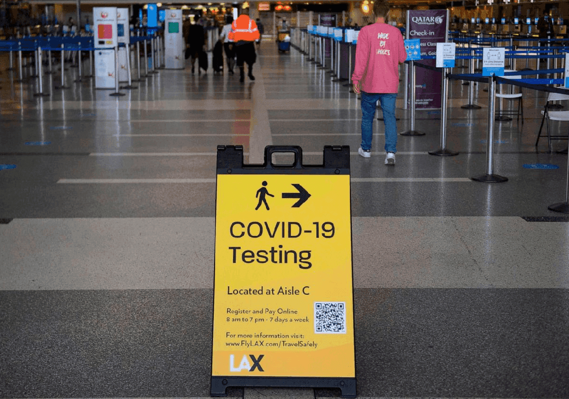 ממשל ביידן מחזיר הגבלות קורונה בעקבות התפשטות הנגיף בסין 