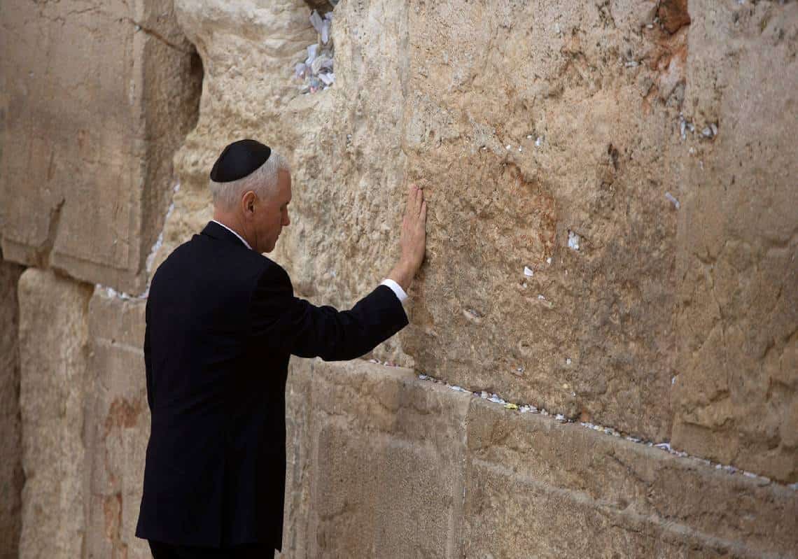 מייק פנס: "חולשת ביידן הזמינה את האלימות בין חמאס וישראל"