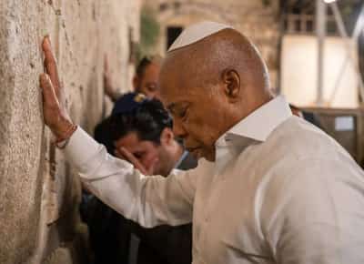 אם הייתי יהודי בניו יורק — הייתי מודאג: ראש העיר היוצא מזהיר מפני יורשו המוסלמי