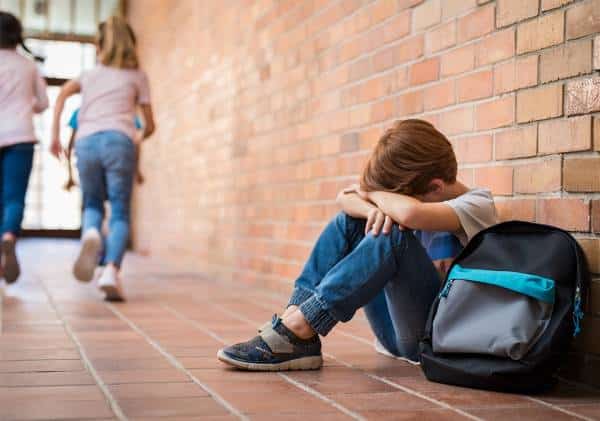 "הגיע הביתה עם דמעות בעיניים": התעללות חמורה של מורים בתלמיד בשל נטייתו המינית