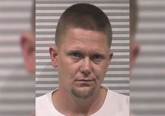 יוטה: גבר פרץ לחצר שכניו והשליך חומצה על פעוט