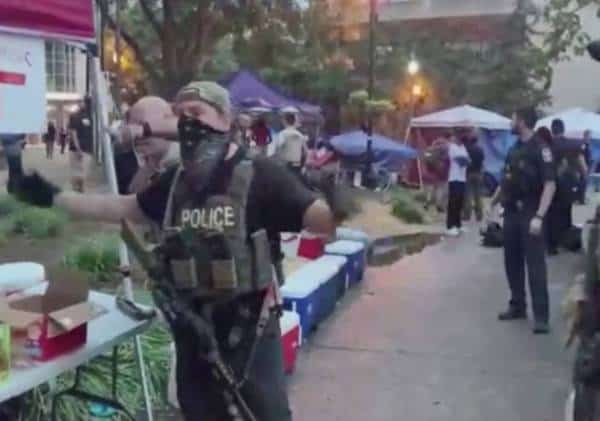 לעיני המצלמות: הסרטון המחריד תיעד את היורה בהפגנה בקנטאקי