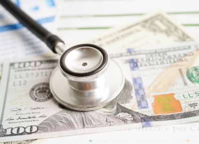 ארבעים ושלושה אלף דולר לשנה או להישאר חשוף למחלה: כך ביטוח הבריאות מוחץ את המעמד הבינוני בארה״ב