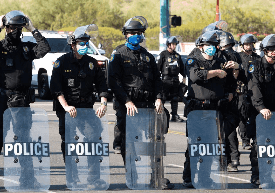 חוק חדש באריזונה אוסר על אזרחים לתעד שוטרים 