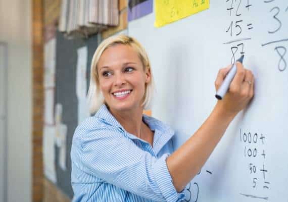 ניו יורק: מורה טוענת שפוטרה מעבודה בגלל תמונה חושפנית