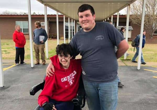 חברות אמת: תלמיד חסך במשך שנתיים כדי לרכוש כיסא גלגלים חשמלי לחברו