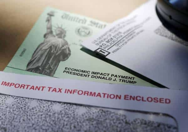 "אנחנו אזרחים לכל דבר": בני הזוג של מהגרים לא-חוקיים דורשים לקבל כספי סיוע מהממשל