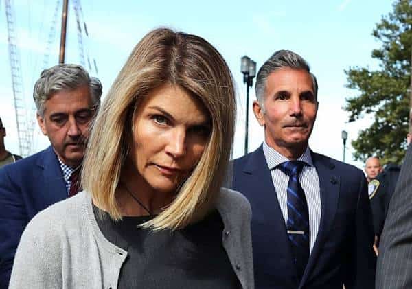 "הייתה לך קריירה מצליחה, כסף וחיים מהאגדות, כל זה בשביל מה?": כוכבת צער גידול בנות נשלחה לכלא כשהיא ממררת בבכי