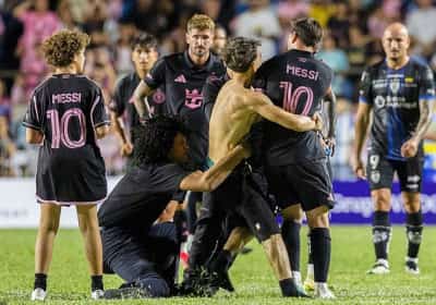 רגע של כאוס במשחק של אינטר מיאמי: אוהד פרץ למגרש והתנפל על מסי