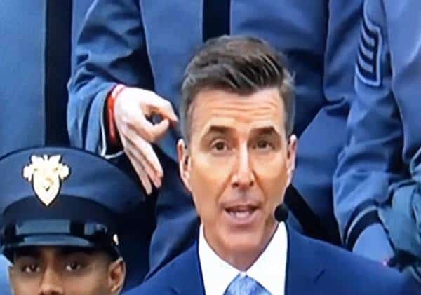 גזענות בצבא האמריקאי? סערה בעקבות המחווה הניאו נאצית שנקלטה בעדשת המצלמה