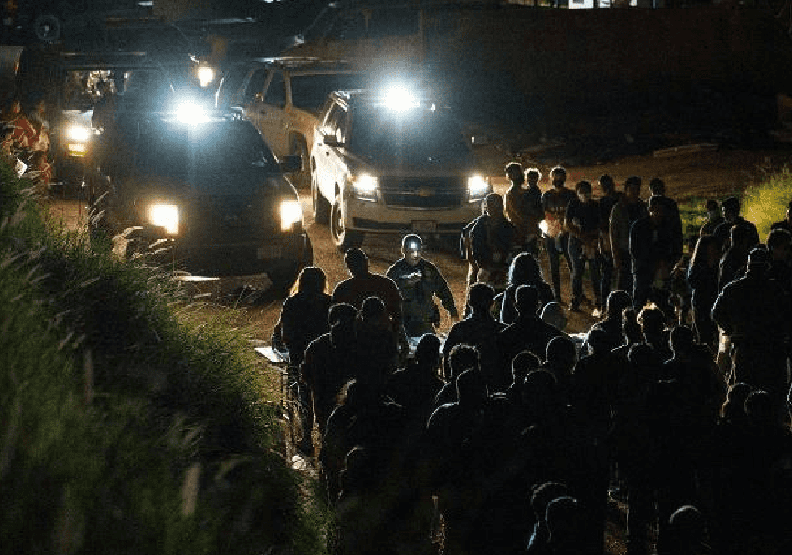 תיאור מטריד כיצד הממשל האמריקני מכניס ומפזר מהגרים בלתי חוקיים ברחבי ארה"ב