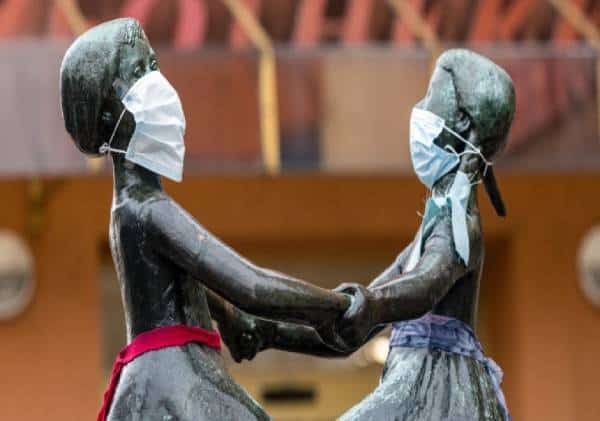 המחקר שעורר סערה והביא להדחה: "מדיניות הסגר גורמת לאובדן חיים רב יותר מאשר חזרה לשגרה"