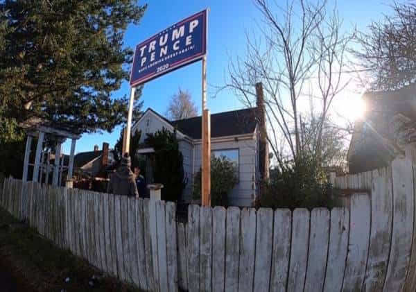 "לבד נגד כול העיר": מה גרם לדמוקרט הזה לתלות שלט ענק של טראמפ בחצר הקדמית?