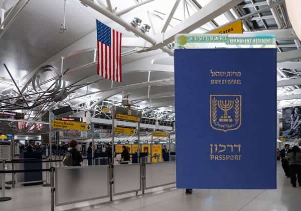 דיווח: ארה"ב שוקלת מגבלה חדשה שעלולה להשאיר אזרחים ובעלי גרין קארד מחוץ למדינה