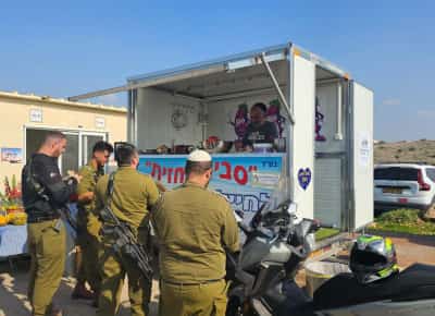 סביח בחזית: לוס אנג׳לס מאכילה חיילים בישראל