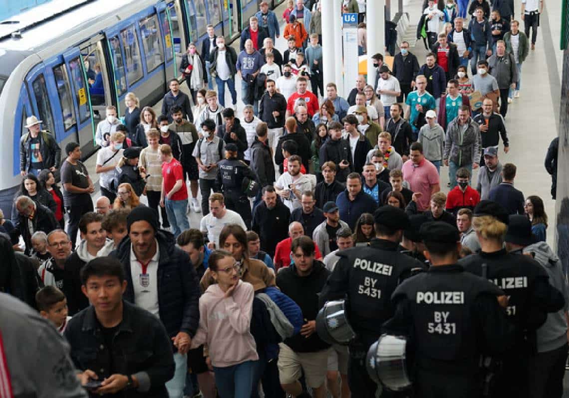 אירוני: אוהדי נבחרת אנגליה נעצרו בגלל הצדעות נאציות במינכן במשחק נגד נבחרת גרמניה 