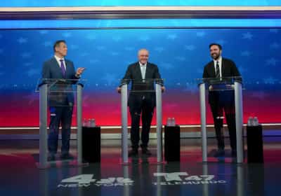 שבועיים לבחירות לראשות העיר ניו יורק: קואומו מאשים את ממדאני באהדה לחמאס ובשתיקה לקריאות לאינתיפאדה