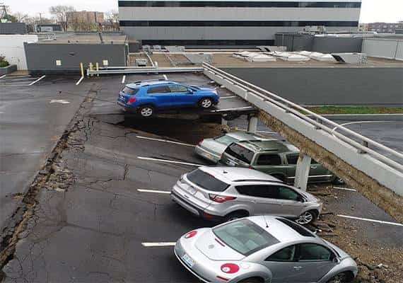 דטרויט: נזק כבד לכלי רכב בקריסת חניון בבניין משרדים