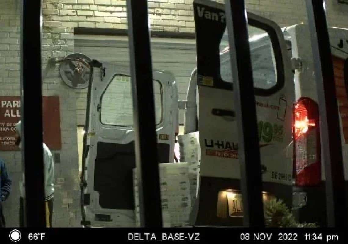 נתפסו על חם? פעילים העבירו בשעת לילה מאוחרת טנדרים עמוסים בפתקי הצבעה הרבה אחרי תאריך ההצבעה החוקי במישיגן