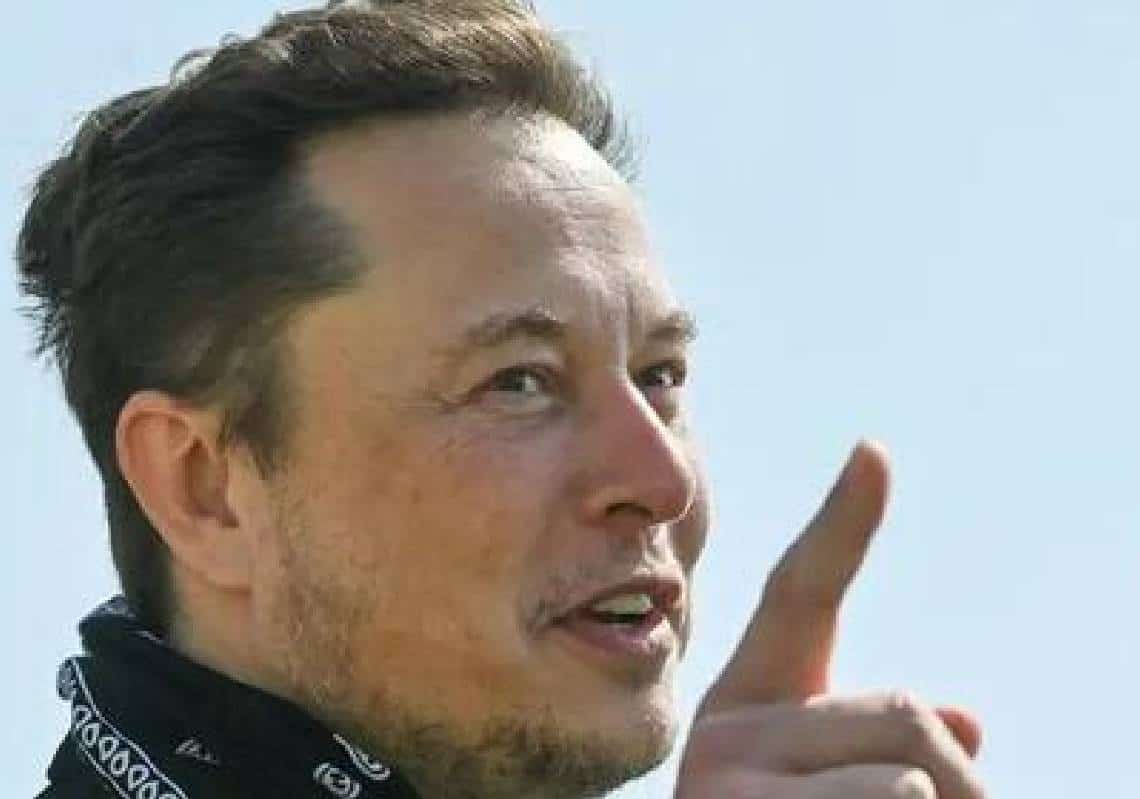 "עלילת דם": דיילת מאשימה את מאסק בהטרדה מינית, הוא טוען - "ניסיון חיסול פוליטי שקוף, אלה הטקטיקות שלהם"