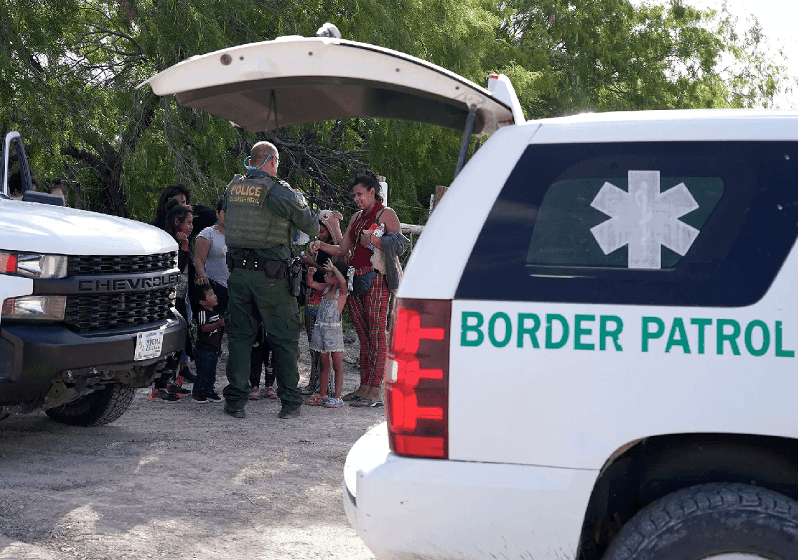 משבר המהגרים: מחוזות בטקסס הכריזו על "פלישה"