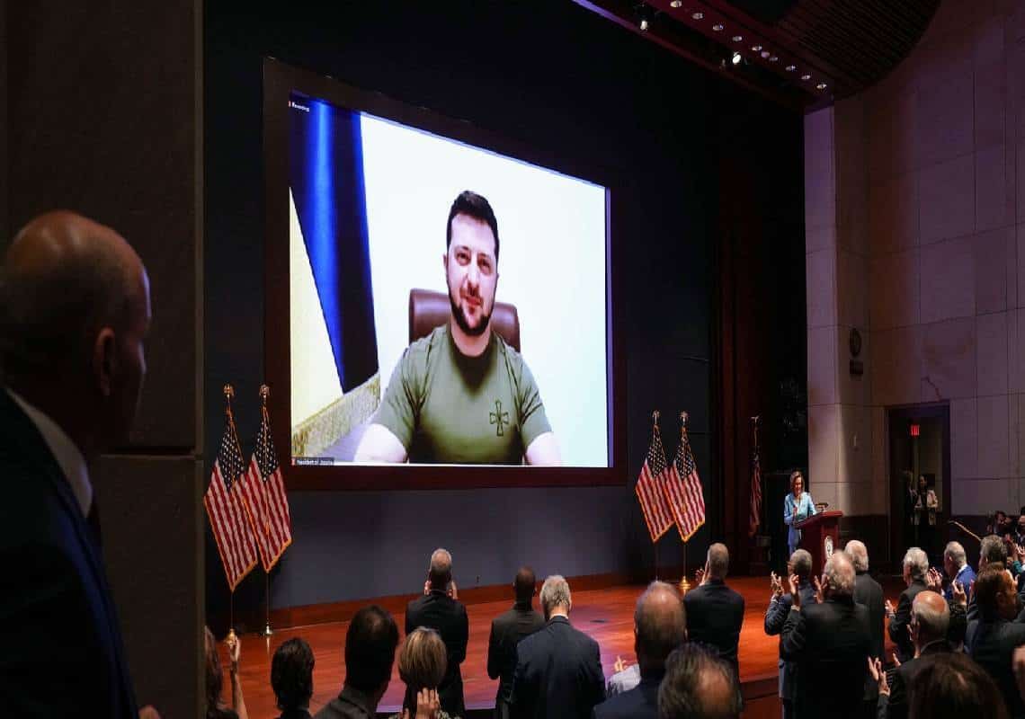 עם צלב על החזה: זלנסקי פנה לקונגרס - "שלחו נשק וסגרו את השמיים" - מומחים, "הוא והתקשורת מובילים למלחמת עולם"